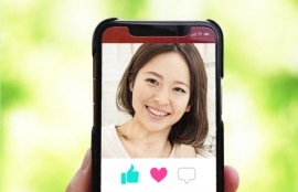 スマホの画面で女性を検索している写真、にこやかに笑いかける女性の写真は「検索の条件を広げる」重要性を語りかける為のもおです。