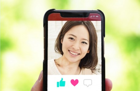 スマホの画面で女性を検索している写真、にこやかに笑いかける女性の写真は「検索の条件を広げる」重要性を語りかける為のもおです。
