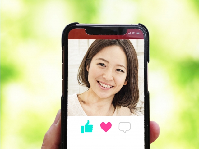 スマホの画面で女性を検索している写真、にこやかに笑いかける女性の写真は「検索の条件を広げる」重要性を語りかける為のもおです。