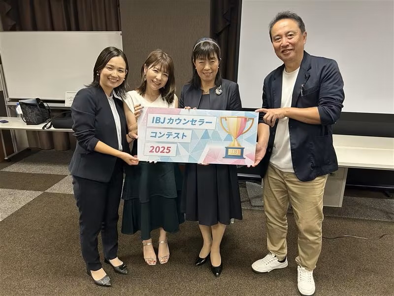 ＩＢＪカウンセラーコンテストセミファイナル出場者、向かって右が大阪結婚相談所ビリーブインユアセルフの米田眞二です。